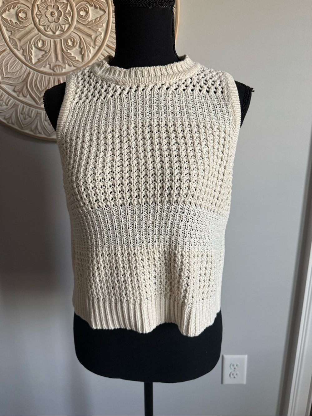 XS women’s Cream Knit Sleeveless Sweater Top